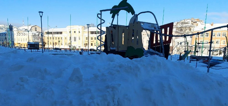 «Уберите снег»: в центре Ярославля закопали детскую площадку