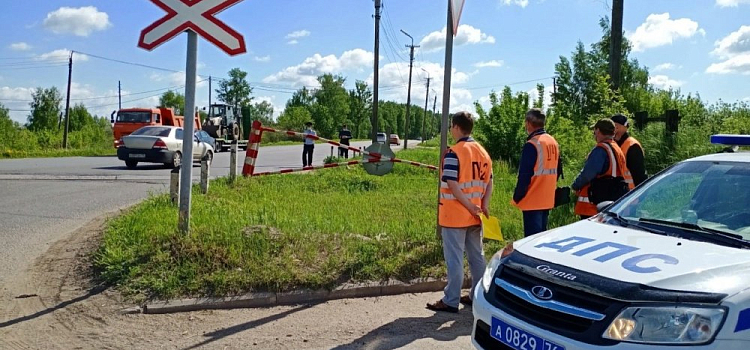 В Ярославле военный автомобиль въехал в две легковушки