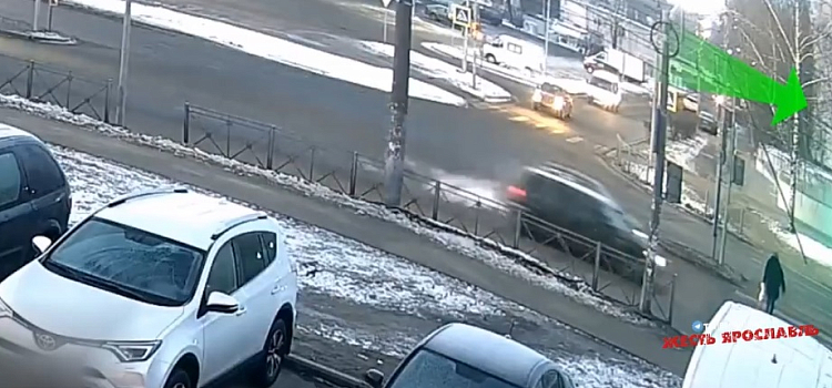 В Ярославле на пешеходном переходе сбили девушку, переходившую дорогу на зелёный сигнал светофора
