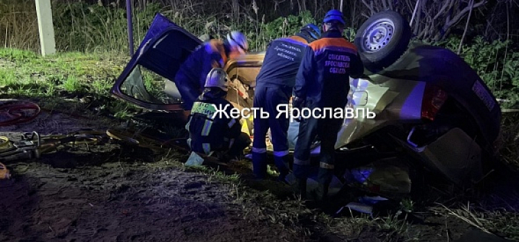 Погиб на месте: под Ярославлем произошло тройное ДТП_239024