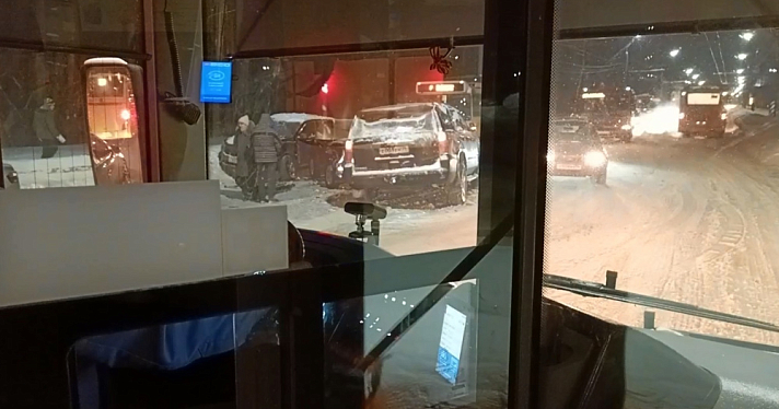 Массовые ДТП на въезде в Дзержинский район Ярославля существенно ограничили движение