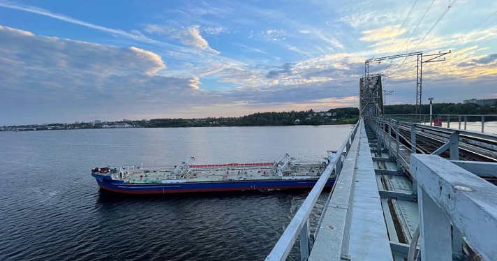 Следовавший в Ярославль танкер врезался в железнодорожный мост