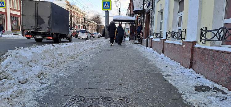 Ярославцы пожаловались на «смертоубийственные» тротуары с крупноформатной плиткой_265288