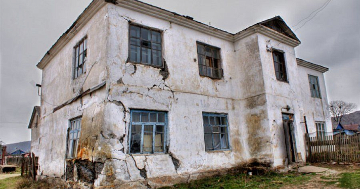 В течение 10 лет ярославская семья живет в полуразрушенном доме
