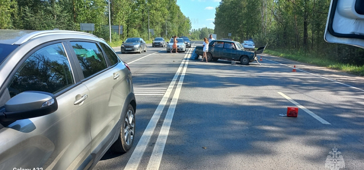 Есть пострадавшие: на выезде из Ярославля произошла массовая авария
