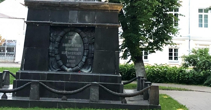 Ярославец обратил внимание на состояние памятника жертвам белогвардейского мятежа
