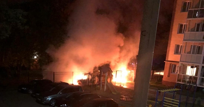 В Ярославле сгорели два автомобиля_166973