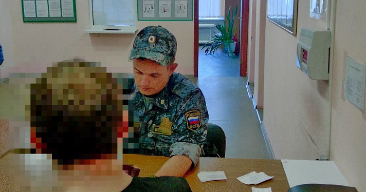 В Ярославской области должник прятался от приставов у друга на даче под диваном