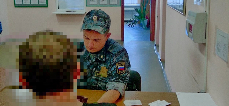 В Ярославской области должник прятался от приставов у друга на даче под диваном