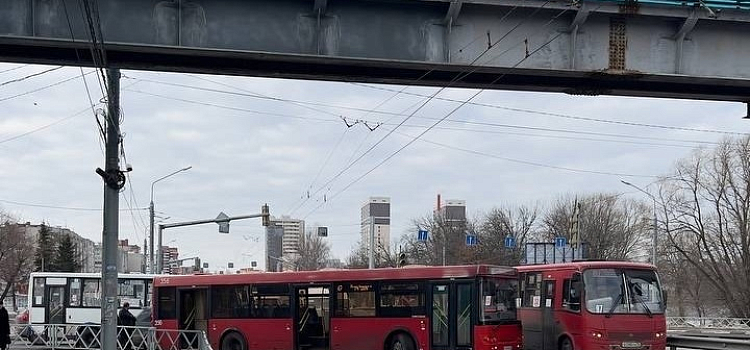 Движение парализовано: на Московском проспекте столкнулись два автобуса и легковушка_235783