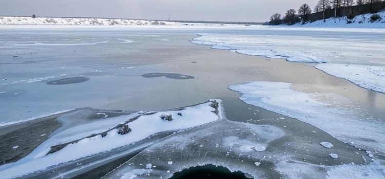 Трое ярославцев провалились под лёд, катаясь на снегоходе