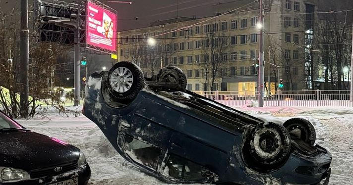 Эффектная парковка: в Ярославле легковушка вылетела с дороги и перевернулась, после чего водитель спокойно отправился домой