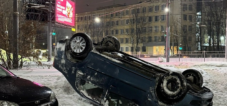 Эффектная парковка: в Ярославле легковушка вылетела с дороги и перевернулась, после чего водитель спокойно отправился домой
