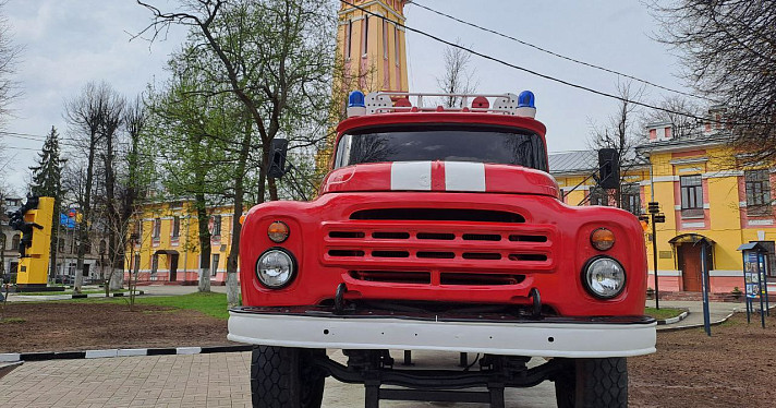 В Ярославле открыли памятник пожарной машине_271263