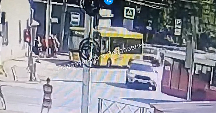 В Ярославле отлетевшее от автобуса зеркало сломало молодому человеку нос