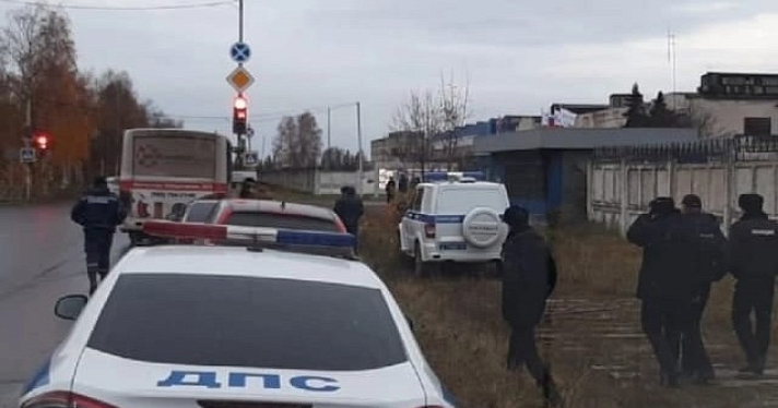 Руководство не хотело выдавать повестки сотрудникам: в Рыбинске проходную завода оцепили силовики_224301