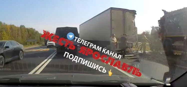 В Ярославской области столкнулись самосвал и фура