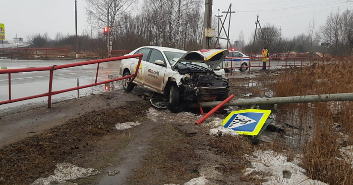 В Рыбинске пьяный водитель такси врезался в дорожное ограждение
