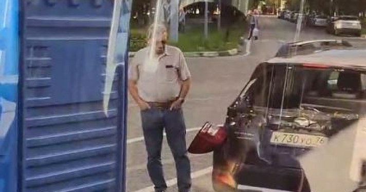 «Биотуалет закрыл обзор на дорогу»: в Ярославле произошло необычное ДТП