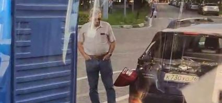 «Биотуалет закрыл обзор на дорогу»: в Ярославле произошло необычное ДТП