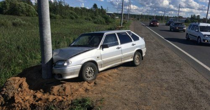 На окружной дороге Ярославля автомобиль «ВАЗ-2114» врезался в фонарный столб