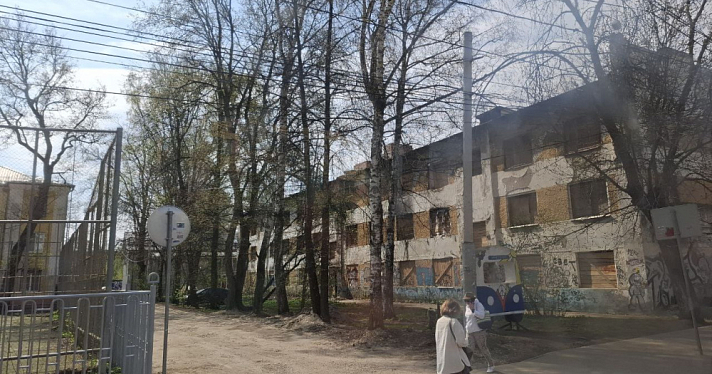 В Ярославле начинается снос заброшки на проспекте Октября