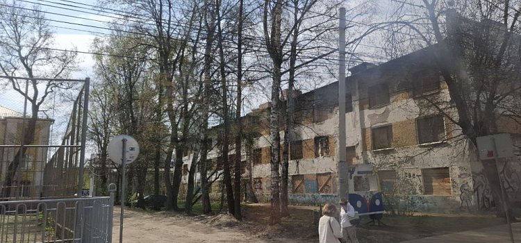 В Ярославле начинается снос заброшки на проспекте Октября