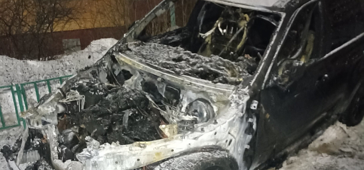 Машина сгорела на проспекте Машиностроителей: поджёг «или псих, или на заказ»