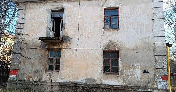 Ярославские следователи проверят, почему в расселенном аварийном доме осталась одна семья_237891