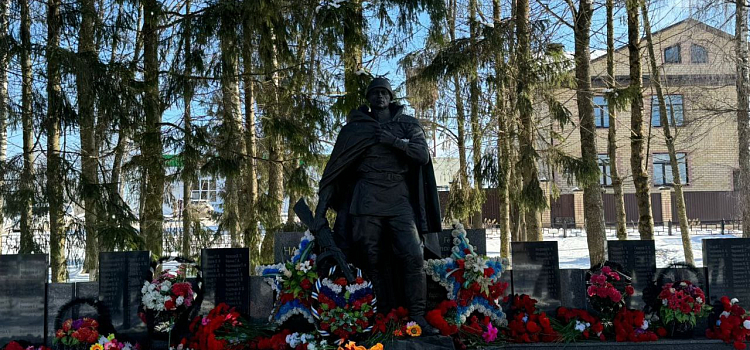 В посёлке Пречистое Ярославской области впервые зажгли Вечный Огонь_292575