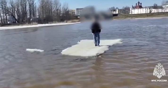 Плов на дрейфующей льдине и неудачные съёмки: инспекторы дважды выезжали на спасение ярославцев с рек