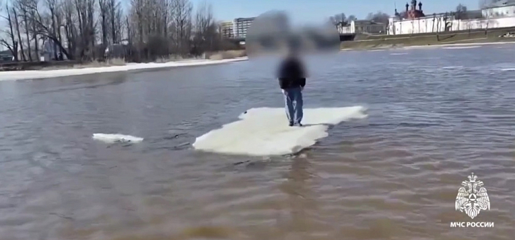 Плов на дрейфующей льдине и неудачные съёмки: инспекторы дважды выезжали на спасение ярославцев с рек