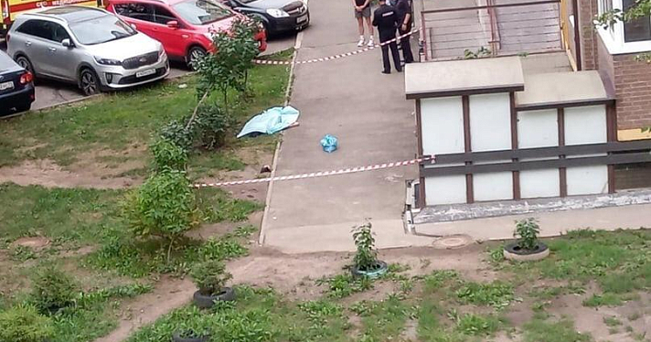 Тело под окнами: в Ярославле нашли труп молодого человека 