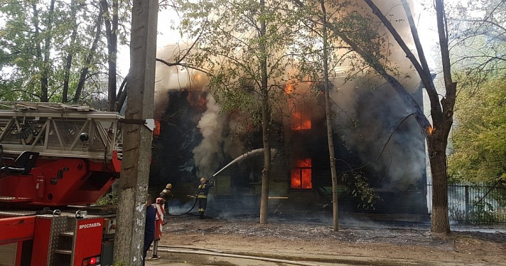 Из-за пожара в расселенном бараке в Дядькове эвакуировали детский сад