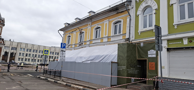 «Город встретил не очень гостеприимно». В историческом центре Ярославля поползли трещины сразу по трём зданиям