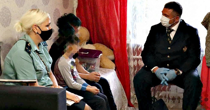 В Ярославле приставы забрали детей у матери и передали отцу: мальчики полгода не обучались по школьной программе
