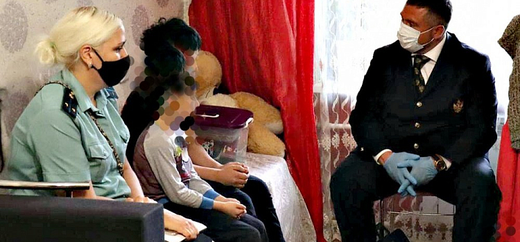 В Ярославле приставы забрали детей у матери и передали отцу: мальчики полгода не обучались по школьной программе