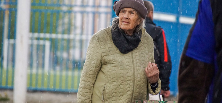 Не последний для спорта человек: в Ярославле нашли пожилую футбольную болельщицу, которая не оставила равнодушным никого_224045