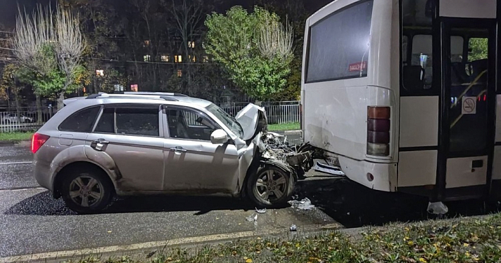 В Дзержинском районе Ярославля водитель легковушки врезался в стоящий автобус