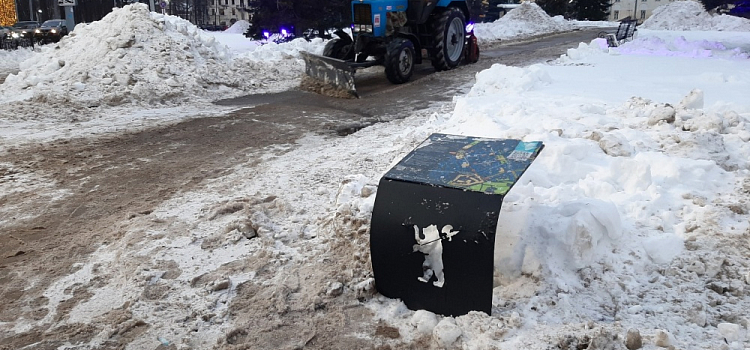 В Ярославле снегоуборочная техника повредила стенд туристической навигации