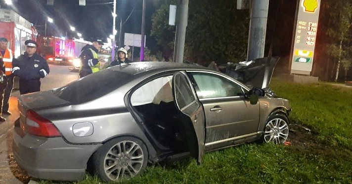 Ночью в Ярославле авто влетело в столб