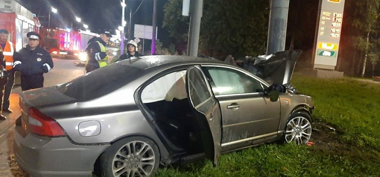 Ночью в Ярославле авто влетело в столб