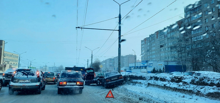 В Ярославле в утренний час пик на Московском проспекте произошло сразу два ДТП_233508
