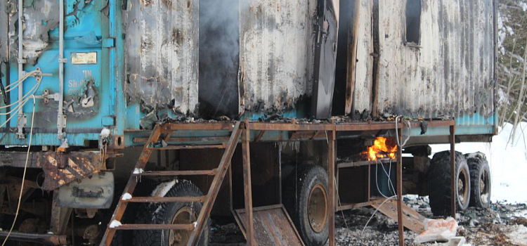 В Ярославской области двое рабочих пострадали при взрыве газа в бытовке_265377