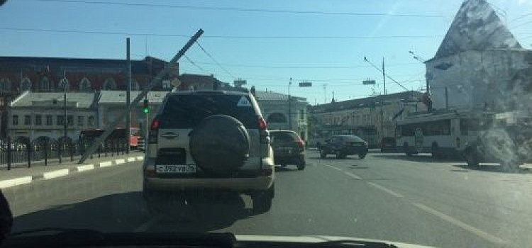 Электрический столб в Ярославле упал из-за троллейбуса: видео