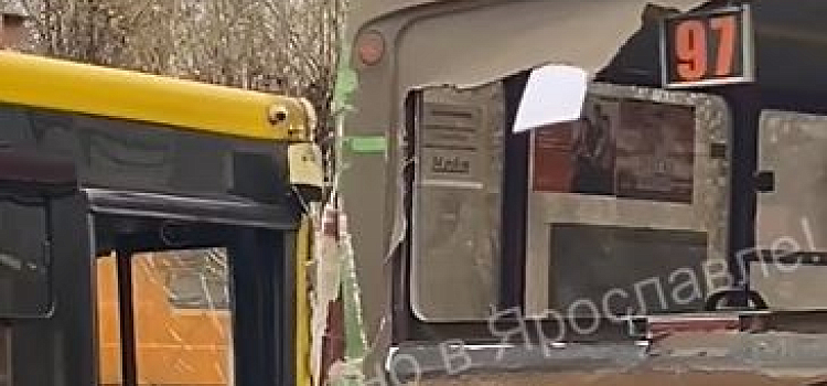 В Дзержинском районе Ярославля столкнулись автобусы