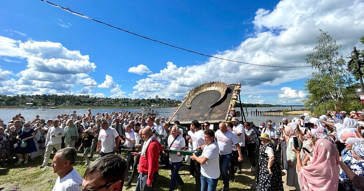 В Ярославской области более трех тысяч верующих прошли около 14 километров с огромной иконой на руках_216706