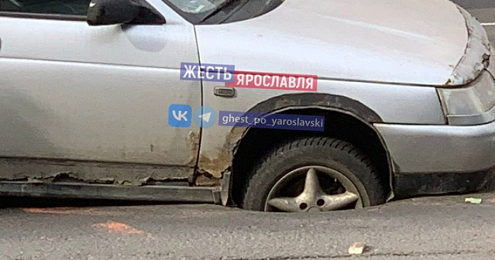 В центре Ярославля машина провалилась в люк
