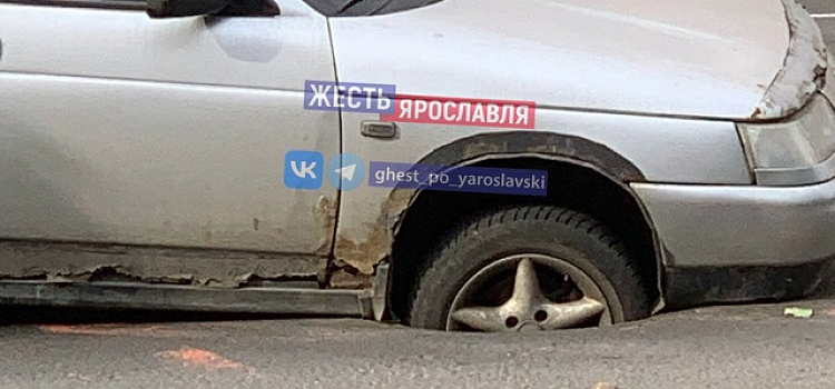 В центре Ярославля машина провалилась в люк