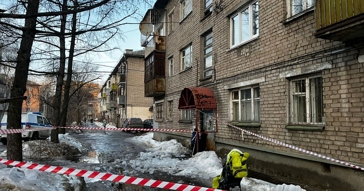 Два человека пострадали в двух районах Ярославля от падения ледяных глыб с крыш_267382